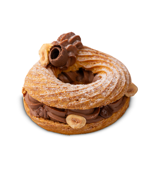 Pastri Paris-Brest berbentuk cincin diisi krim coklat hazelnut, dihias dengan gelung coklat dan hazelnut utuh