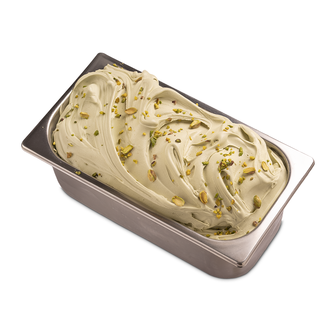 Bekas gelato logam segi empat berisi gelato pistachio berpilin, dihias serbuk pistachio, latar belakang putih