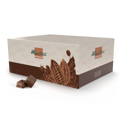 Kotak krim dan coklat Martini Cioccolato dengan grafik lenggai koko, bersebelahan dua kiub coklat susu.
