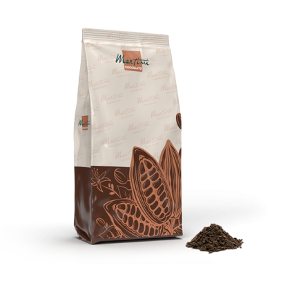 Beg berdiri beige dan coklat serbuk koko Martini Cioccolato dengan ilustrasi lenggai koko, di sebelah timbunan kecil ...